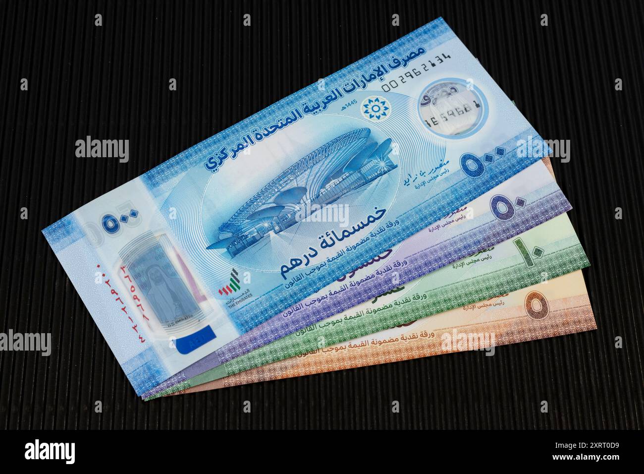 Emirats Arabes Unis nouveaux billets en polymère de 5, 10, 50 et 500 dirhams sur fond noir Banque D'Images