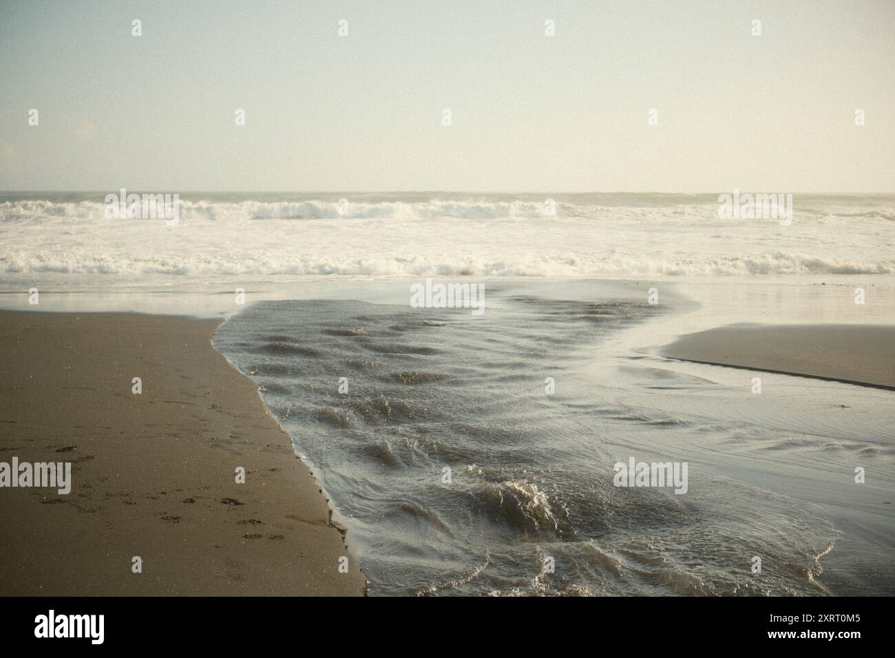 Une embouchure de rivière où le flux d'eau douce rencontre la mer, avec une vue sur l'horizon de la mer Banque D'Images
