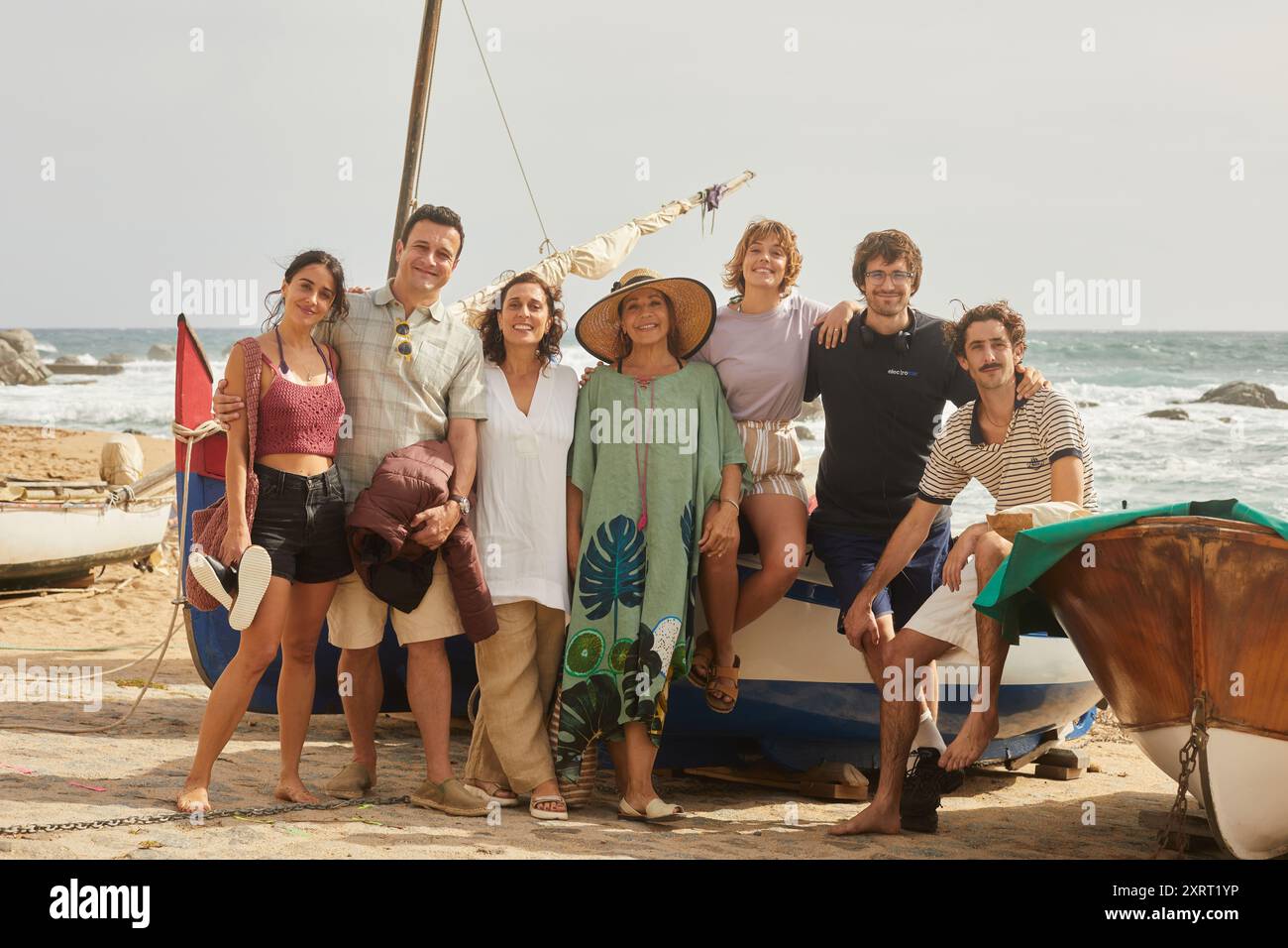 EMMA VILARASAU, CLARA SEGURA, MACARENA GARCIA, ENRIC AUQUER, MARIA RODRIGUEZ SOTO ET JOSÉ PÉREZ-OCAÑA DANS UNE MAISON EN FEU (2024) -TITRE ORIGINAL : CASA EN FLAMES-. Crédit : Sábado Películas/Playtime Movies/Atresmedia Cine/3Cat/Eliofilm / album Banque D'Images