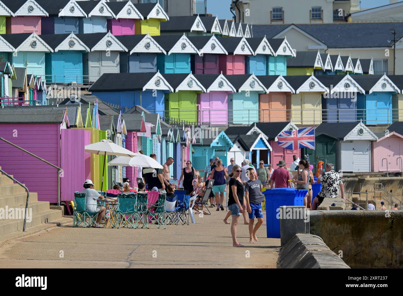 Météo saisonnière les visiteurs de la ville balnéaire de Walton on the Naze dans l'Essex apprécient la mini vague de chaleur qui a traversé le Royaume-Uni. Provoqué en partie par l'ouragan Debby qui a frappé une partie des États-Unis. L'air chaud de l'ouragan a changé la position du jet stream pour impacter le temps du Royaume-Uni pour une courte rafale de températures très chaudes qui devrait donner la journée la plus chaude de 2024. Walton-on-the-Naze Essex UK Copyright : xMartinxDaltonx Warm Weather Walton 120824 MD 032 Banque D'Images