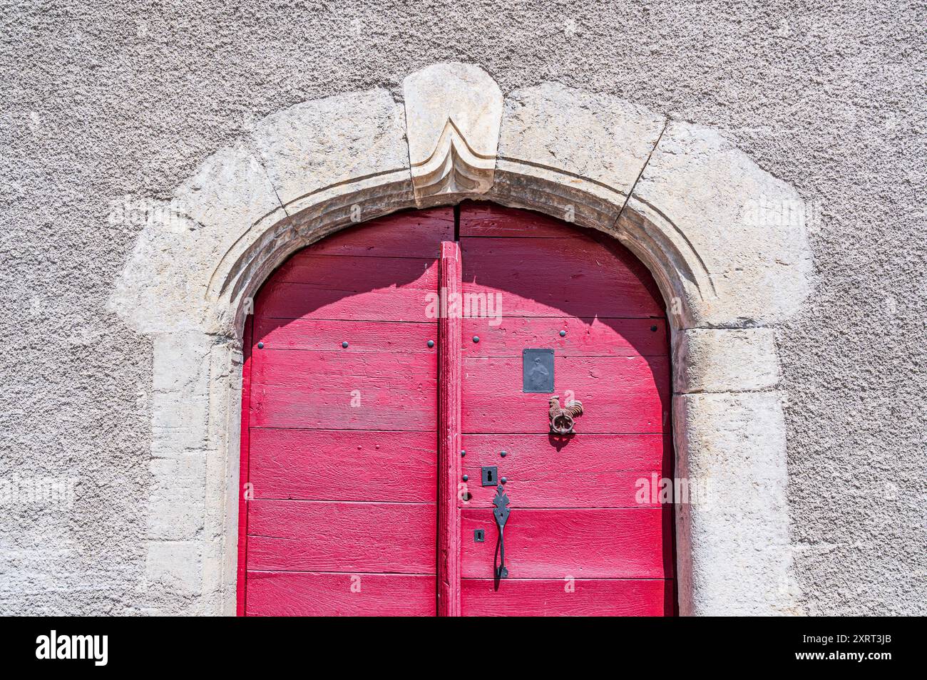 Porte de ferme traditionnelle du Béarn avec ossature en pierre d'Arudy vue dans le village d'AAS, vallée d'Ossau, France Banque D'Images