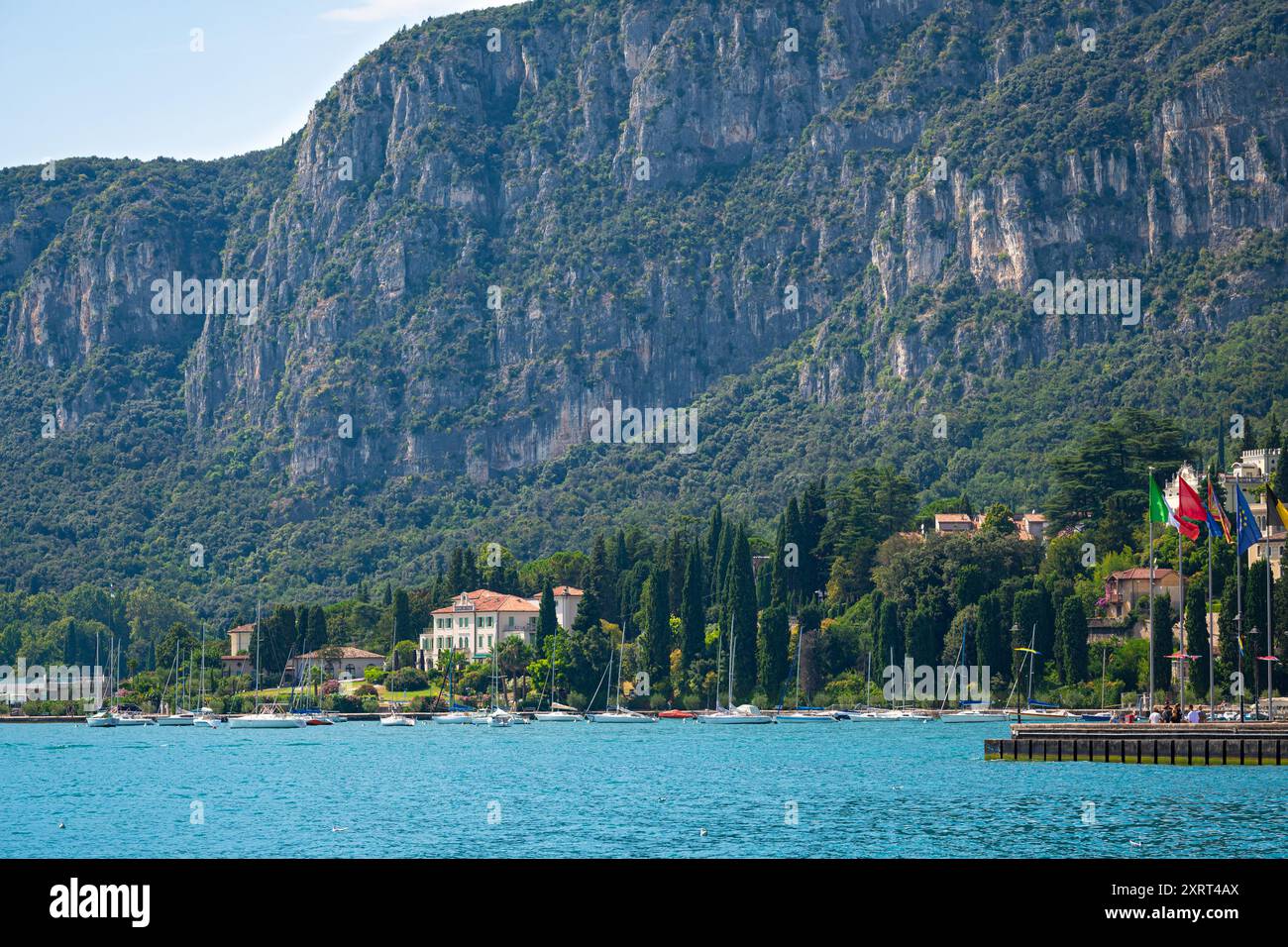 Vue de paysage des rochers de montagne escarpés sur le lac de Garde près de la ville de Garda, Italie. Banque D'Images