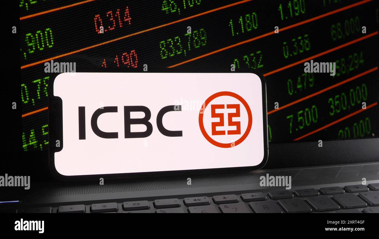 Chine. 12 août 2024. Dans cette illustration photo, le logo ICBC est affiché sur un smartphone avec une bourse et un fond de clavier d'ordinateur portable. Crédit : SOPA images Limited/Alamy Live News Banque D'Images