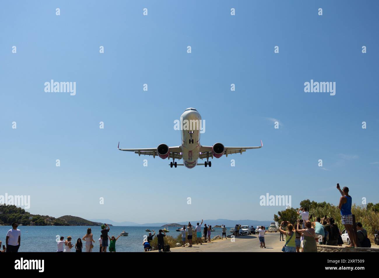 Avion atterrissant à l'aéroport de Skiathos. Grèce Banque D'Images