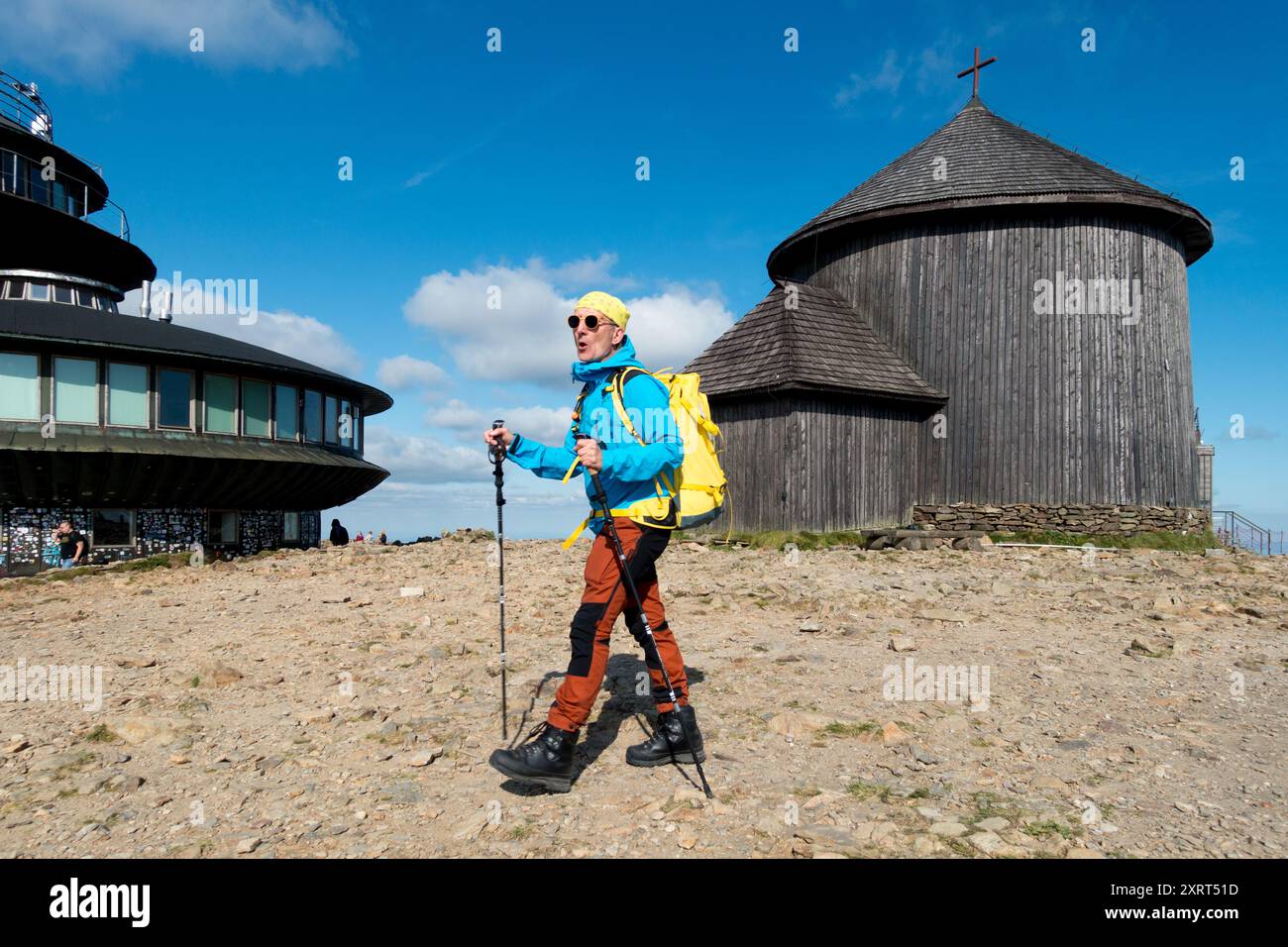Homme d'âge moyen homme seul randonneur célibataire sur le sommet de la montagne Sniezka Pologne Europe frontière tchèque polonaise Banque D'Images