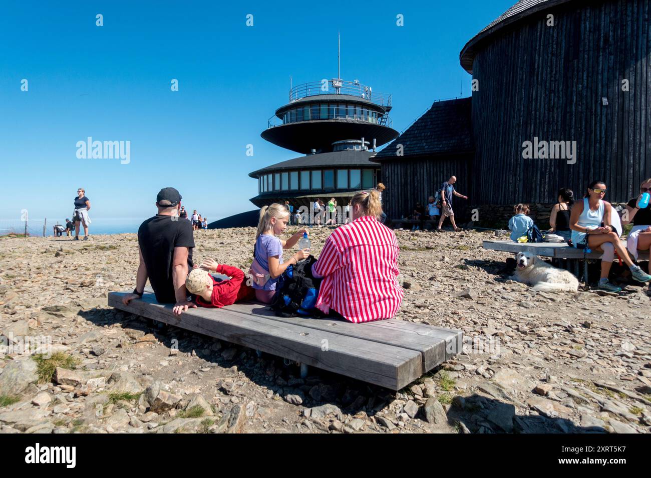 La famille repose au sommet de la montagne Snezka, frontière tchèque-polonaise Banque D'Images