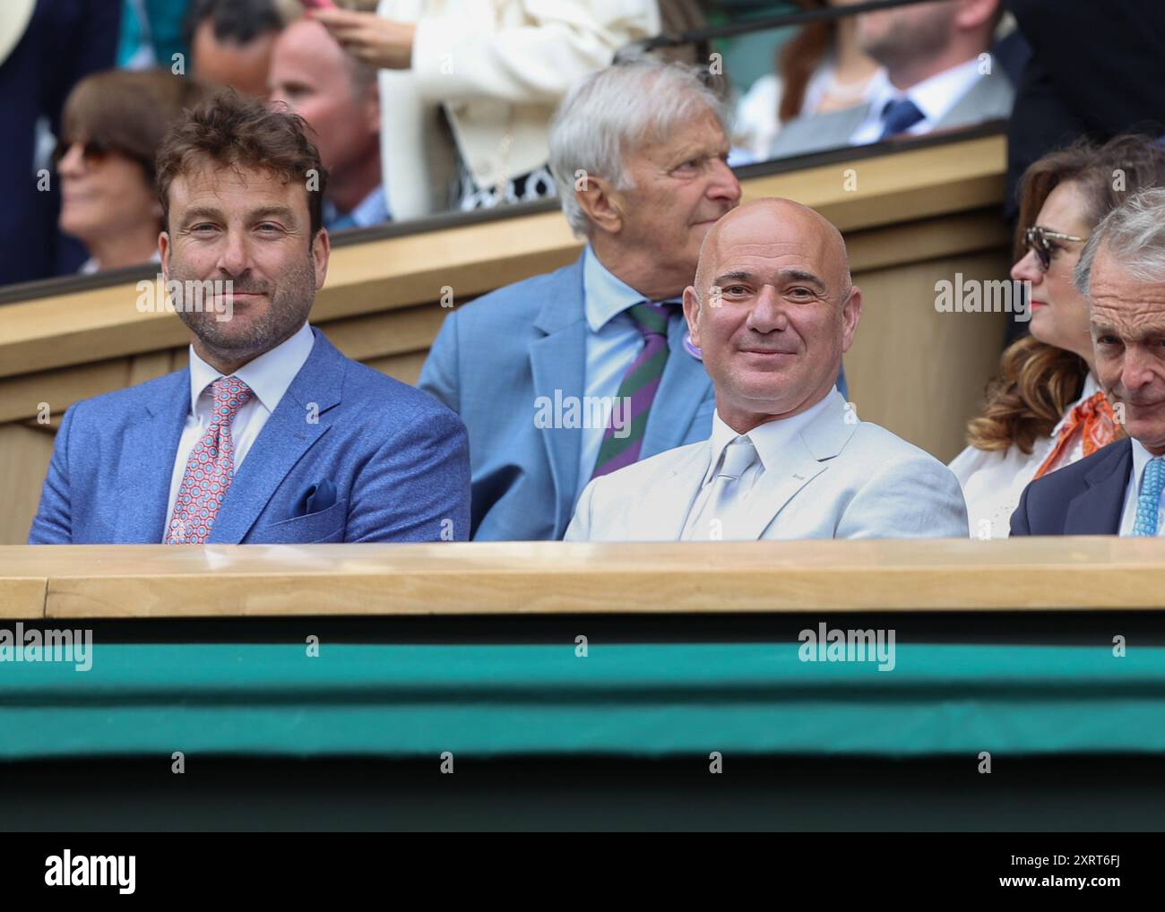 Andre Agassi et son ami Justin Gimelstob regardant l'action aux Championnats de Wimbledon 2024, Londres, Angleterre. Banque D'Images