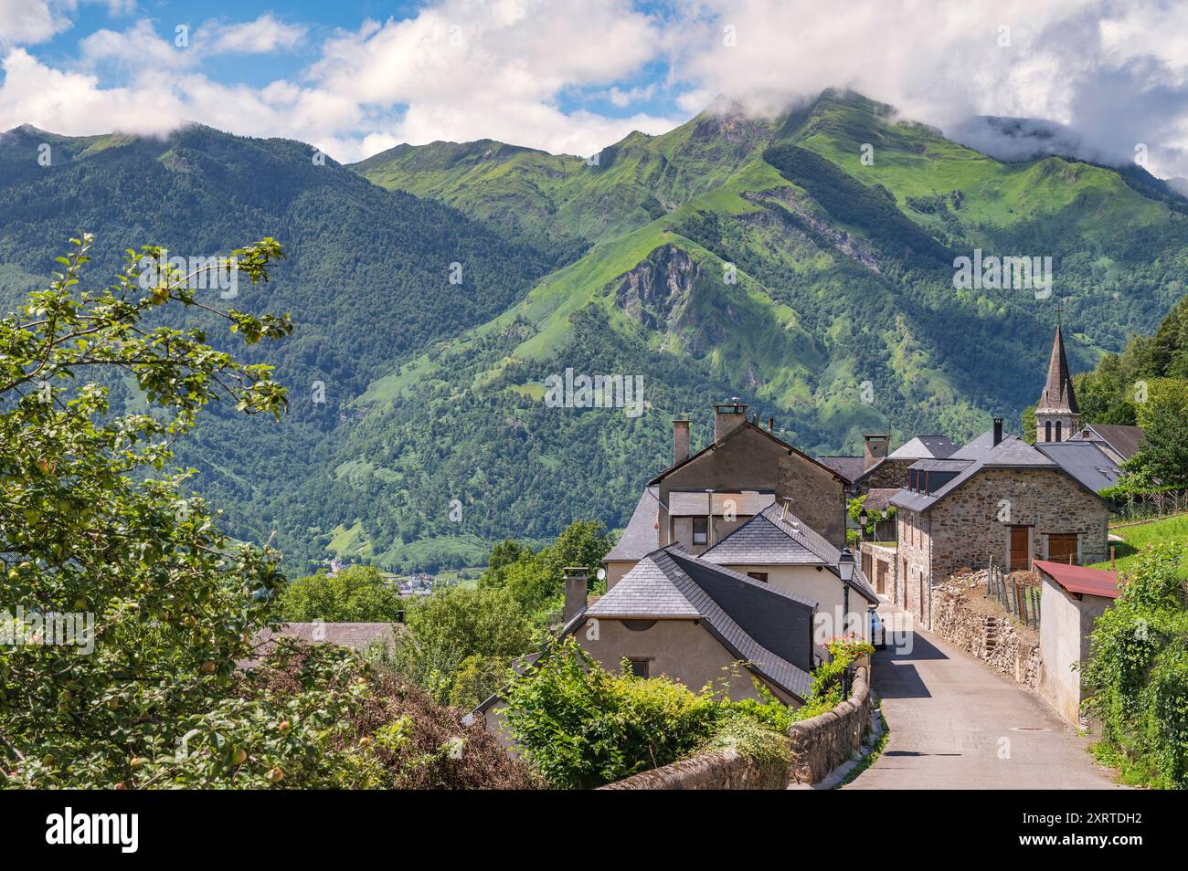 Le village rural d'AAS dans la vallée d'Ossau du Béarn dans les Pyrénées occidentales. Banque D'Images