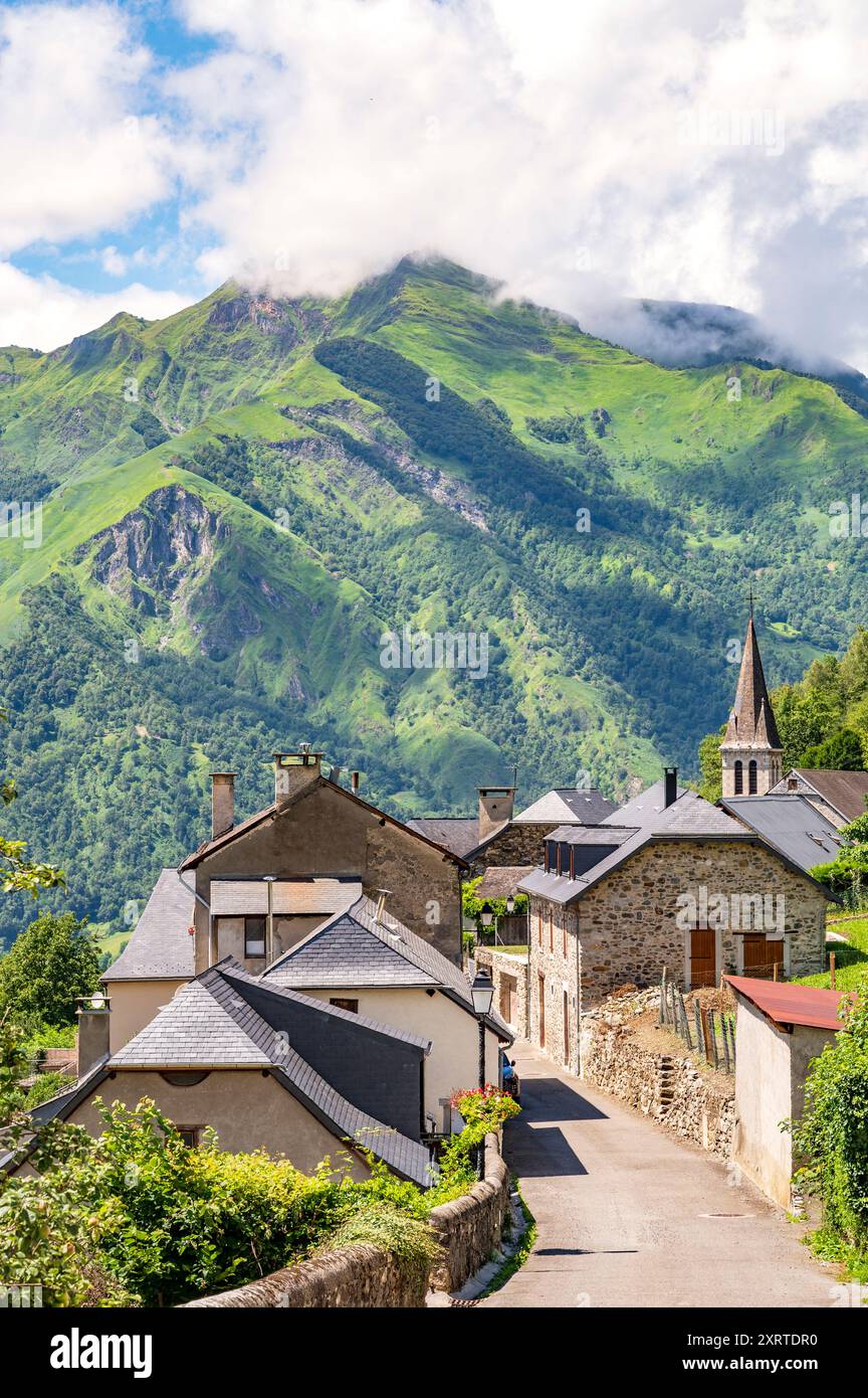 Le village rural d'AAS dans la vallée d'Ossau du Béarn dans les Pyrénées occidentales. Banque D'Images