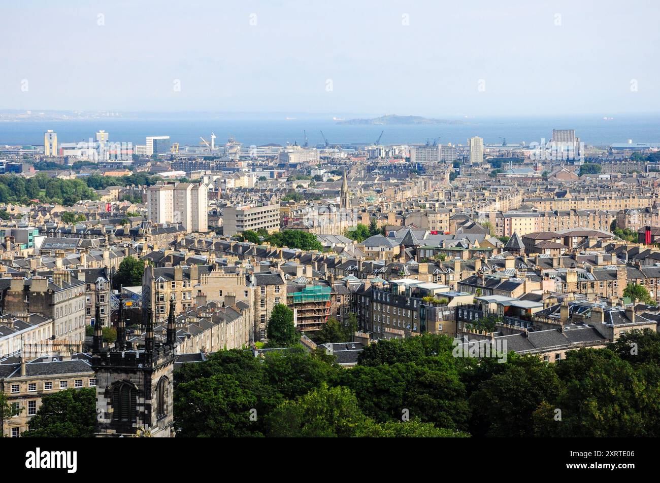 Vue aérienne du paysage urbain d'Édimbourg avec des bâtiments historiques, de la verdure et de la mer Banque D'Images