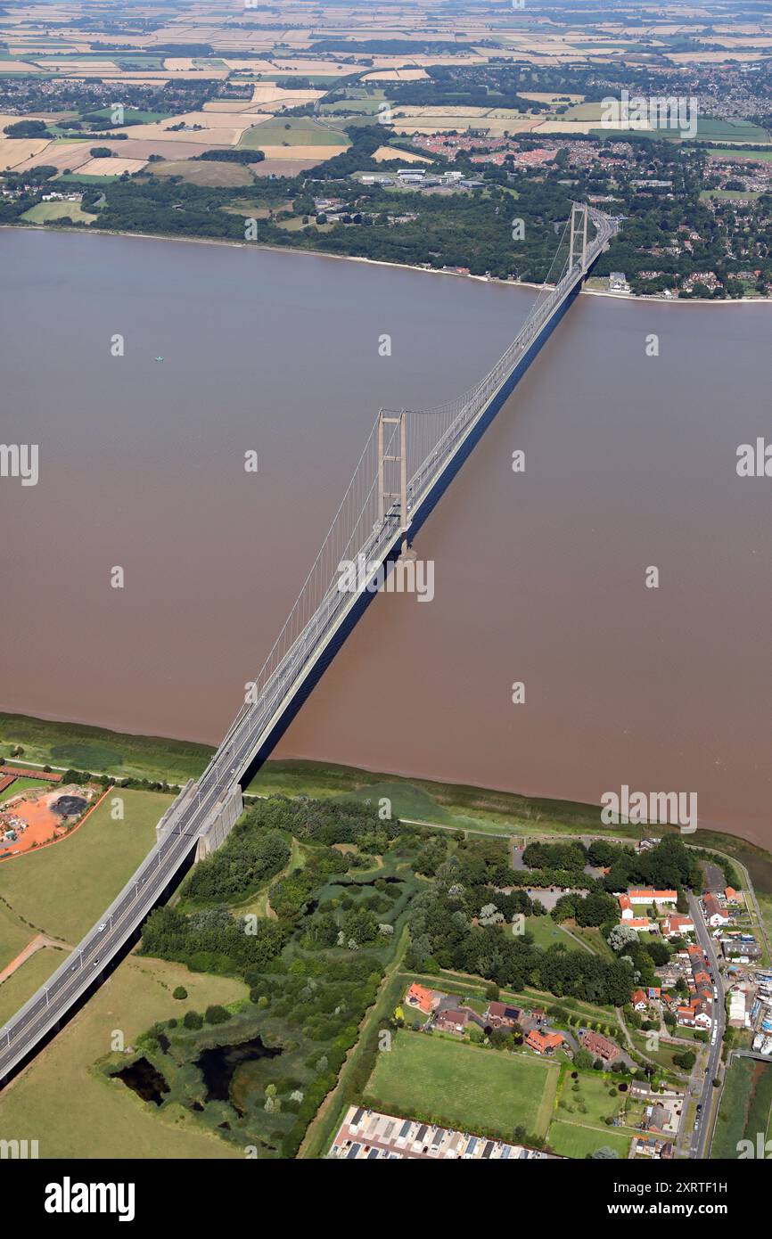 Vue aérienne du pont Humber, le pont suspendu le plus long du monde, depuis la rive sud du Humber en regardant vers le nord Banque D'Images