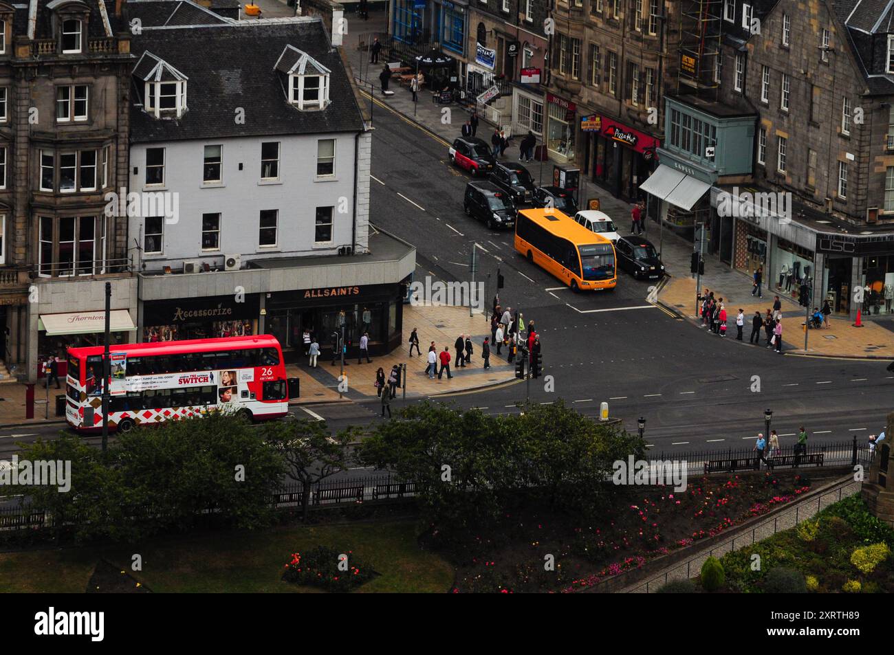 Scène de rue animée au Royal Mile d'Édimbourg avec bus et piétons. Banque D'Images