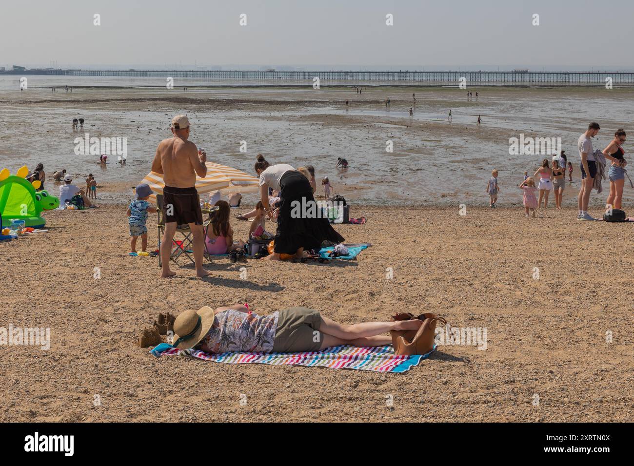 Southend on Sea, Royaume-Uni. 12 août 2024. Avec des températures déjà supérieures à 28c sur ce qui est prévu pour être l'un des jours les plus chauds de l'année, beaucoup de gens se dirigent vers les plages de Southend. Penelope Barritt/Alamy Live News Banque D'Images