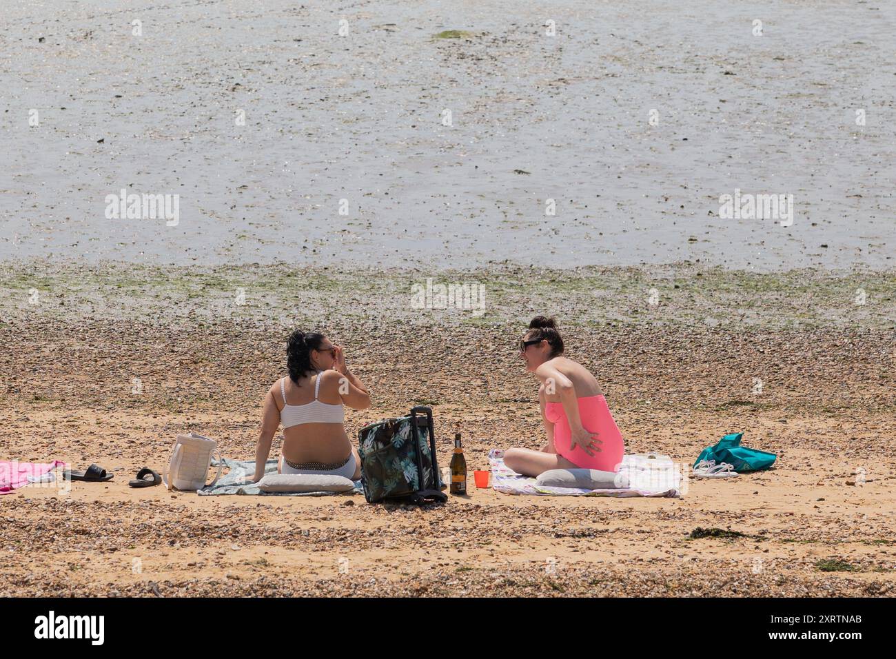 Southend on Sea, Royaume-Uni. 12 août 2024. Avec des températures déjà supérieures à 28c sur ce qui est prévu pour être l'un des jours les plus chauds de l'année, beaucoup de gens se dirigent vers les plages de Southend. Penelope Barritt/Alamy Live News Banque D'Images