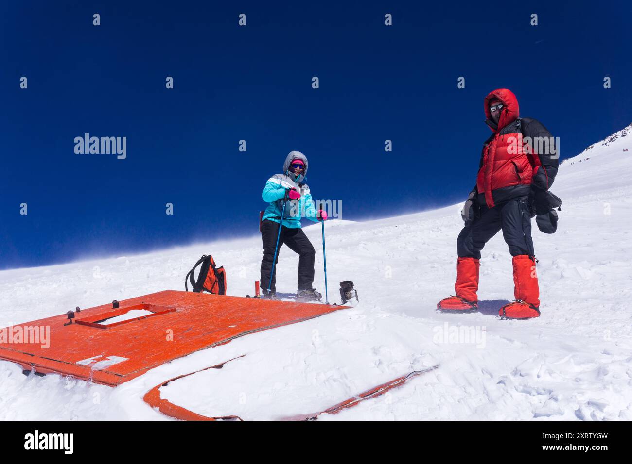 Les grimpeurs se tiennent à une altitude de 5 000 mètres au-dessus du niveau de la mer près d'un chat des neiges cassé qui a coulé dans un glacier Banque D'Images