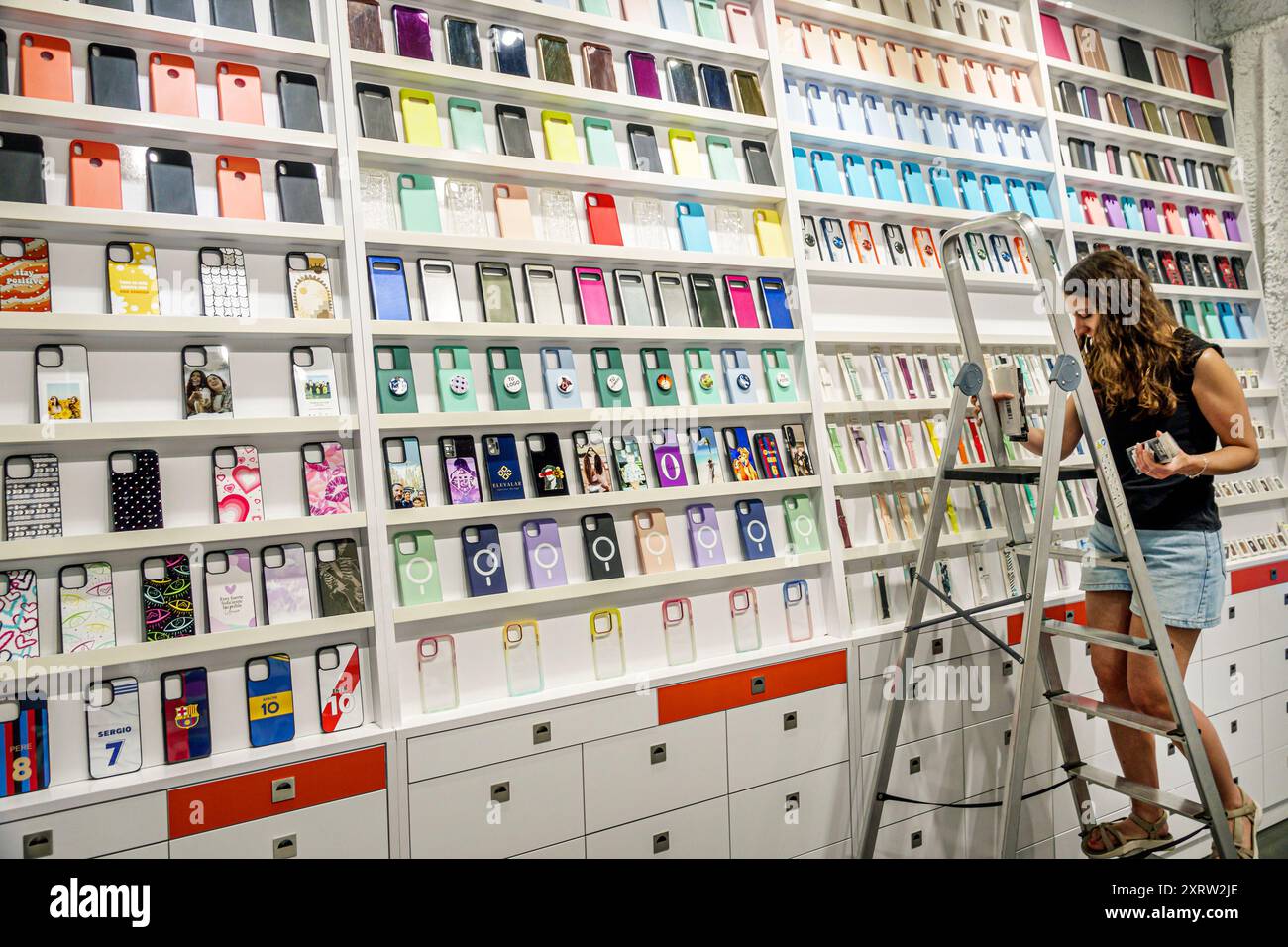 Barcelone Espagne, Catalogne Catalunya, Avinguda de Gaudi­ L'Eixample, Kangaru Fundes de mobil, magasin d'accessoires de téléphone portable, intérieur, couvre protecto Banque D'Images
