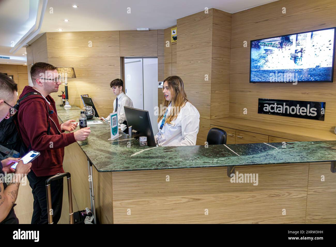 Barcelone Espagne, Catalogne Catalunya, Hôtel Acta City 47, Carrer de Nicaragua, Sants-Montjuic, intérieur, agent de commis de réception de lobby, homme femme emplo Banque D'Images