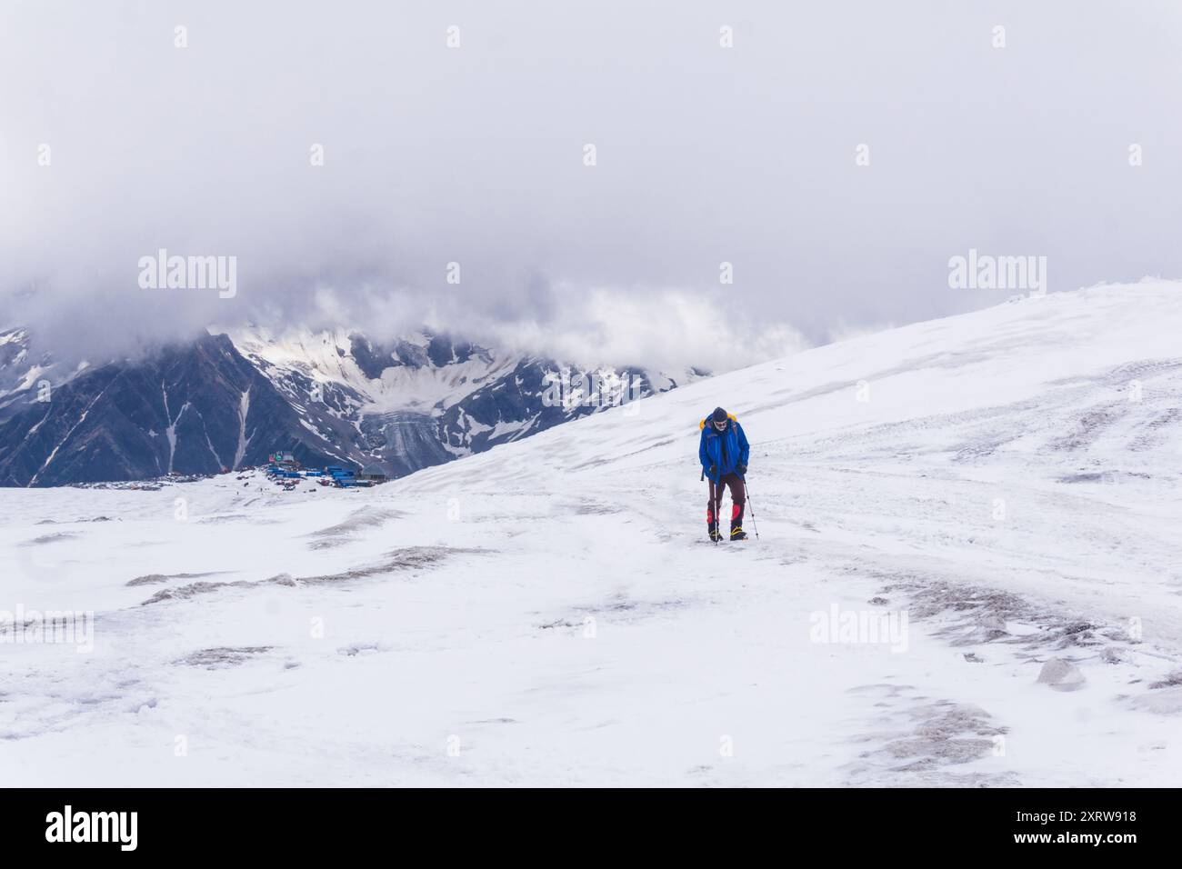 Elbrus, Russie - 31 juillet 2024 : grimpeur grimpe lentement la pente enneigée du mont Elbrus Banque D'Images