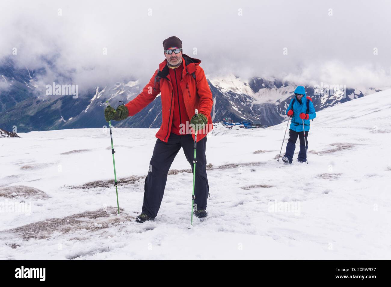 Elbrus, Russie - 31 juillet 2024 : les grimpeurs gravissent lentement la pente enneigée du mont Elbrus Banque D'Images