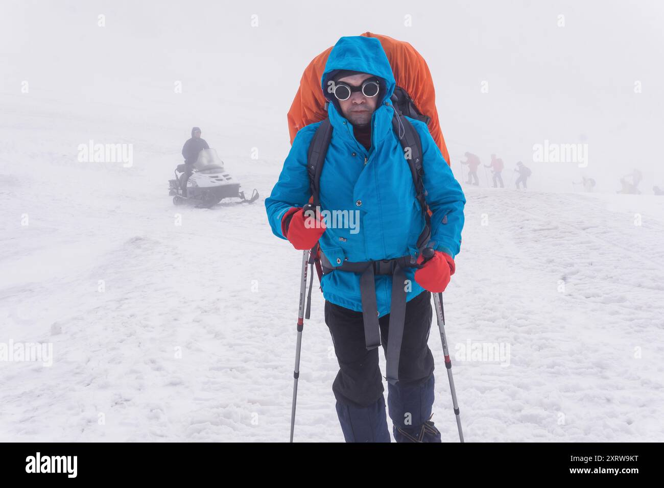 Elbrus, Russie - 31 juillet 2024 : les alpinistes gravissent la pente enneigée dans les nuages Banque D'Images