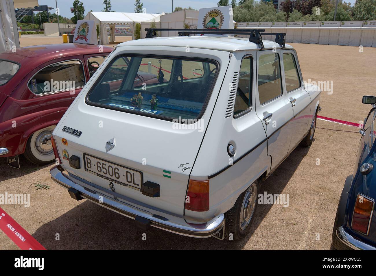 Viladecasn, ESPAGNE - 12 AOÛT 2024 : image d'une Renault 6 TL blanche immaculée se prélassant au soleil lors d'une exposition de voitures anciennes. Idéal pour les passionnés et Banque D'Images