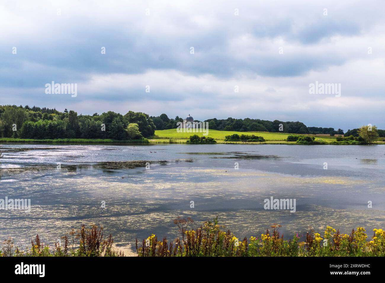 Le lac et en arrière-plan le temple de Minerva à Hardwick Park, Sedgefield, Co.Durham, Angleterre, Royaume-Uni Banque D'Images