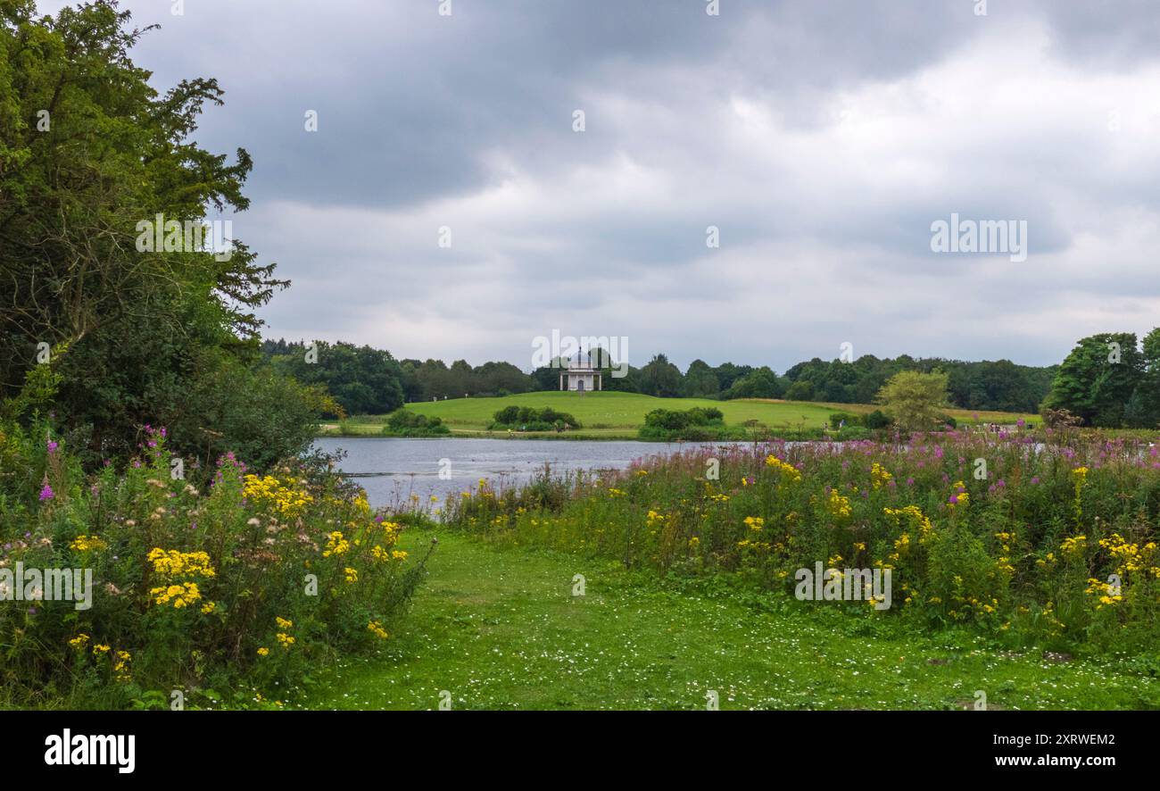 Le lac et en arrière-plan le temple de Minerva à Hardwick Park, Sedgefield, Co.Durham, Angleterre, Royaume-Uni Banque D'Images