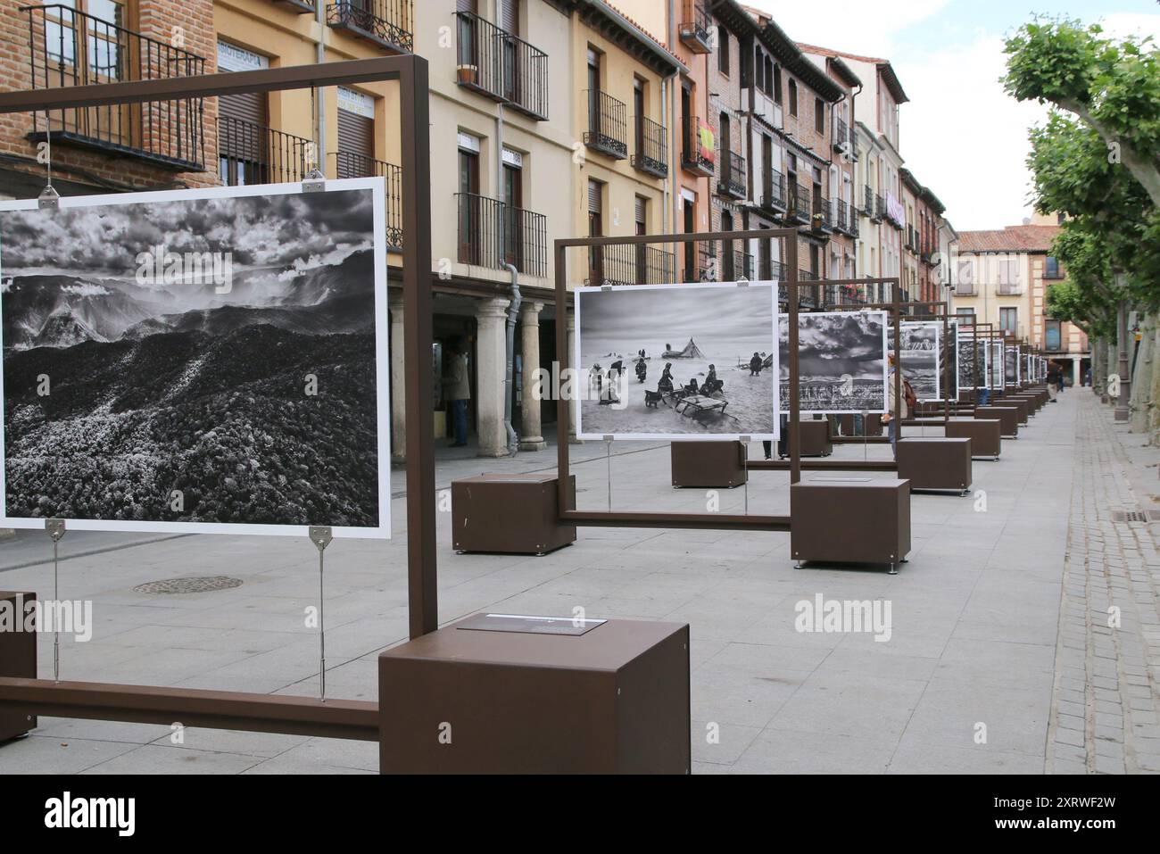 Il y a une exposition de photographies dans la ville d'Alcala de Henares, en Espagne Banque D'Images