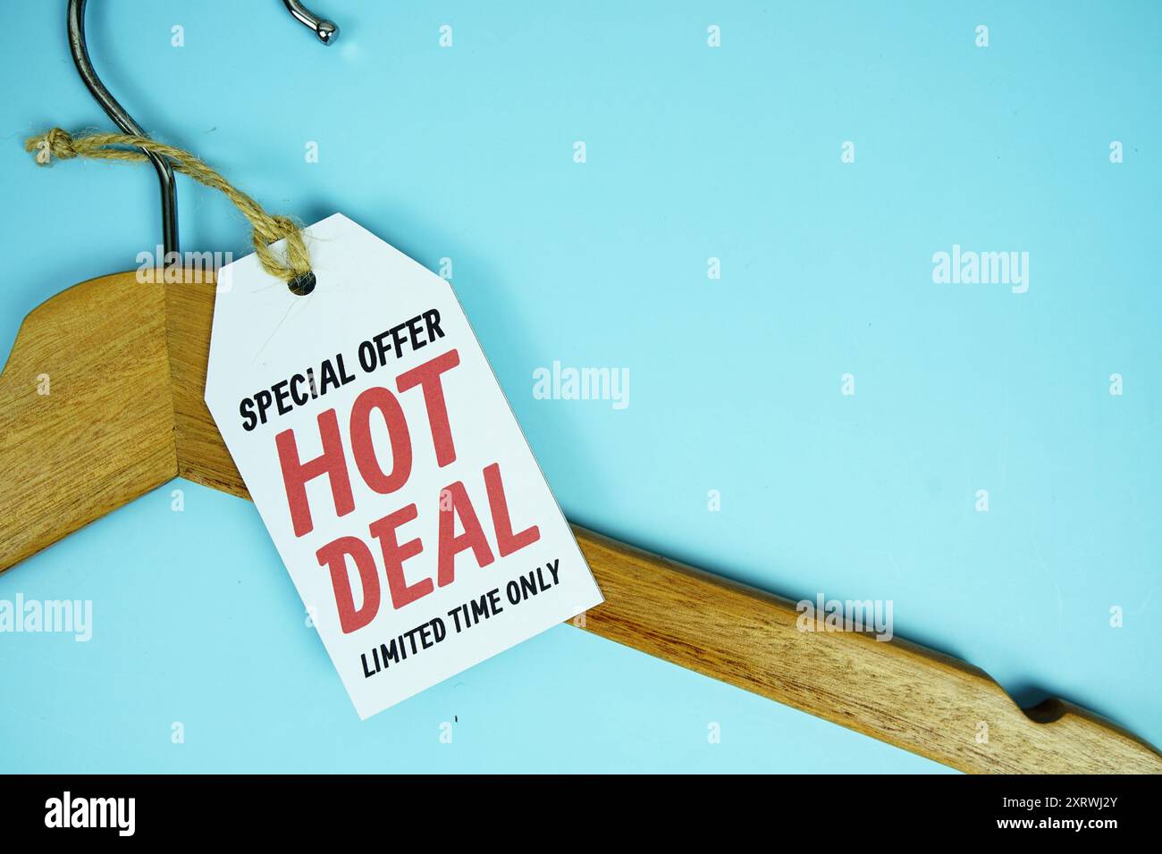 Hot Deal sur l'étiquette de prix avec cintre en bois vue de dessus sur fond bleu, affaires et promotion concp Banque D'Images