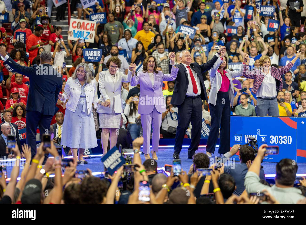 Las Vegas, États-Unis. 11 août 2024. De gauche à droite, représentant américain Steven Horsford, représentant américain Dina Titus, sénateur américain Jacky Rosen, vice-président américain Kamala Harris, le gouverneur du Minnesota Tim Walz et la sénatrice américaine Catherine Cortez Mastro après le discours de la vice-présidente américaine Kamala Harris lors de son rassemblement de campagne à l'Université de Las Vegas Thomas & Mack Center. (Photo de Phil Lewis/SOPA images/SIPA USA) crédit : SIPA USA/Alamy Live News Banque D'Images