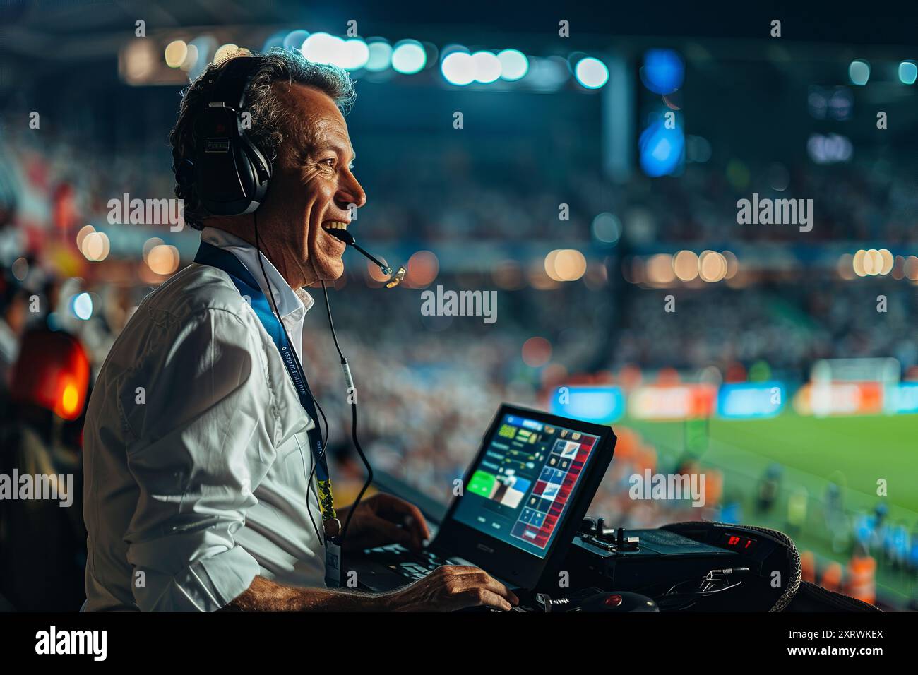 Commentateur de football sur son lieu de travail contre un grand stade de football. Commentateur sportif à un match de football dans une cabine de diffusion Banque D'Images