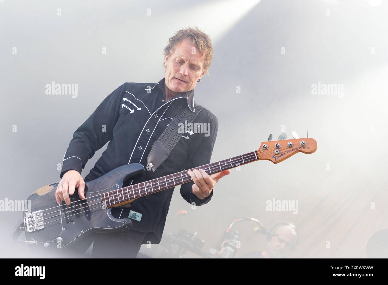Trondheim, Norvège. 07 août 2024. Le groupe norvégien de country rock Hellbillies donne un concert au Sverresborg Folkemuseum de Trondheim. Ici, le bassiste Egil Stemkens est vu en direct sur scène. Banque D'Images