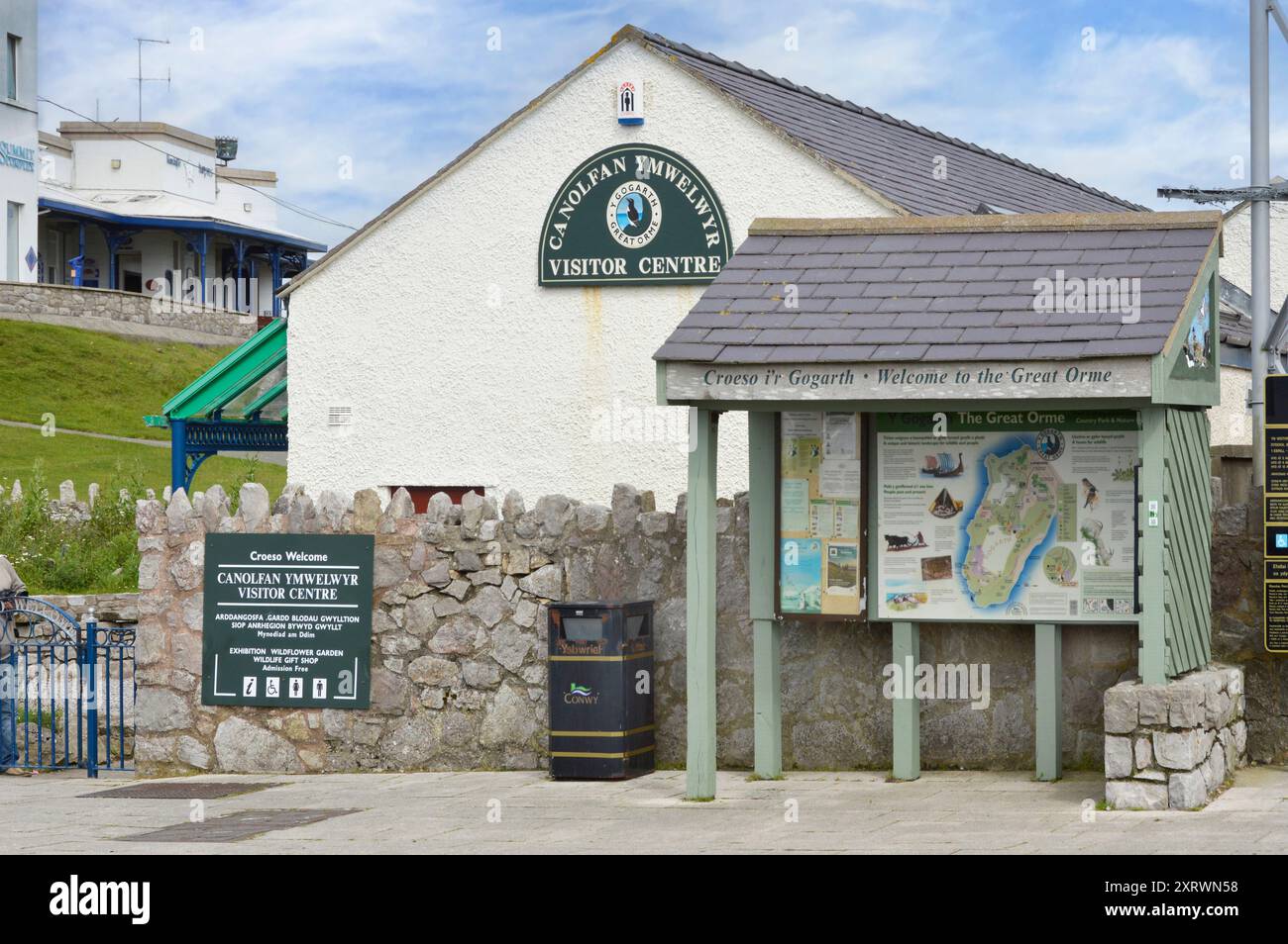 Centre d'accueil sur Great Orme Headland nombreuses attractions près de la ville de Llandudno informations sur le complexe hôtelier en deux langues dans un petit refuge au sommet de Great Orme Wales Banque D'Images