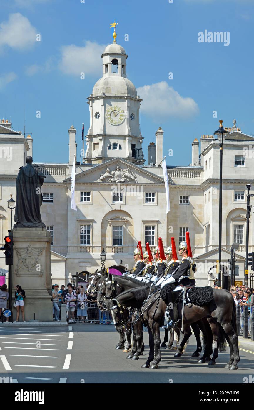 Household Cavalry en parade pour la cérémonie de la relève de la garde en face du terrain de parade des gardes à cheval en usage Jeux Olympiques de Londres 2012 Angleterre Royaume-Uni Banque D'Images