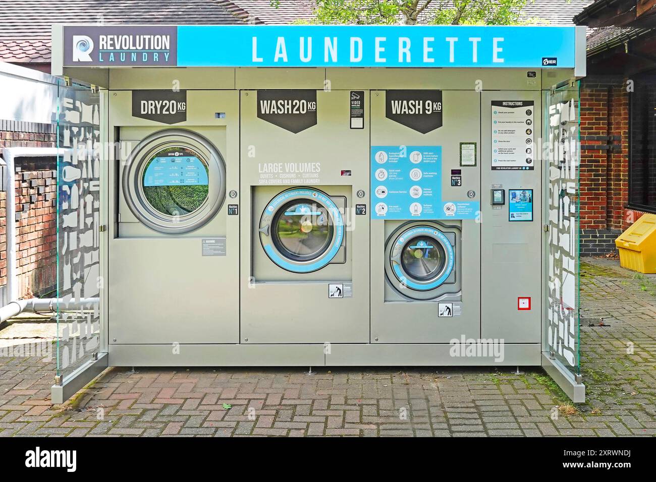 Launderette Revolution Close up self-service machines de blanchisserie automatisées d'extérieur autonomes à Clacket Lane Roadchef services autoroute M25 Angleterre Royaume-Uni Banque D'Images