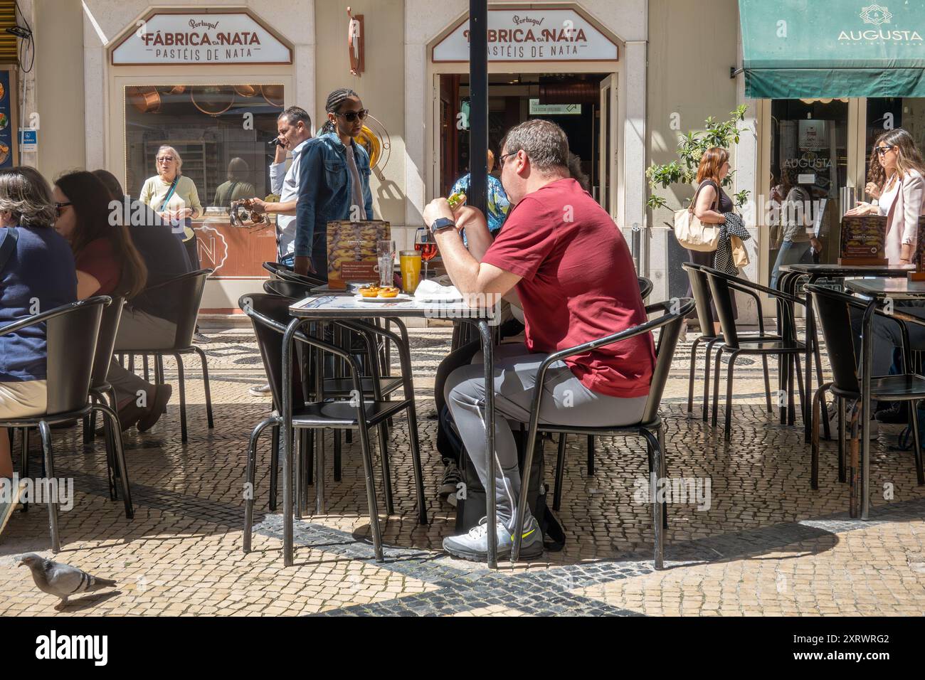 Les gens Sat dehors au Bakery Cafe Fabrica da Nata A Street Cafe à Lisbonne Portugal Banque D'Images