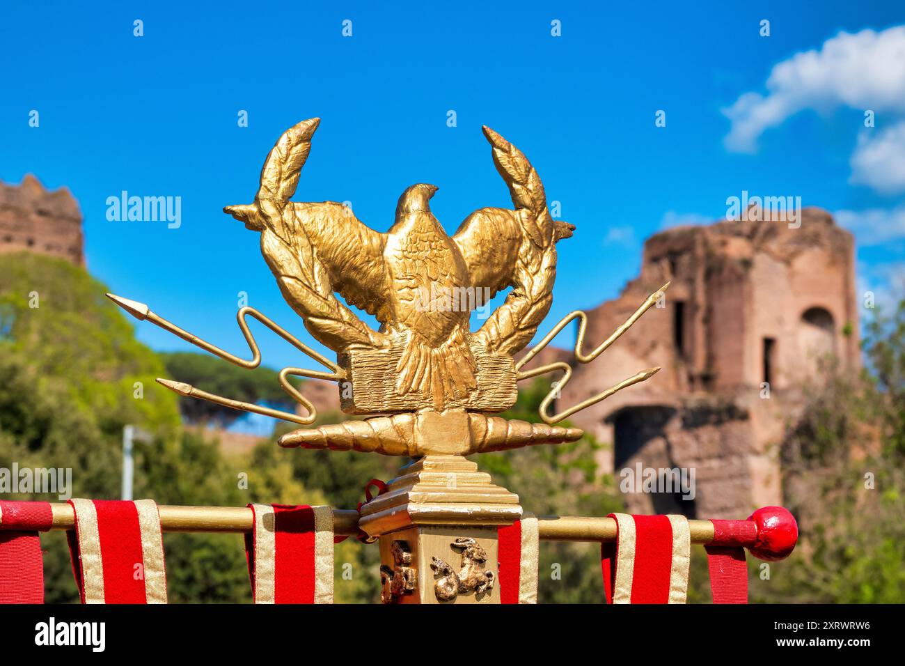 Aigle romain du 'Gruppo Storico Romano' pour la natale di Roma au Circus Maximus, Rome Italie Banque D'Images