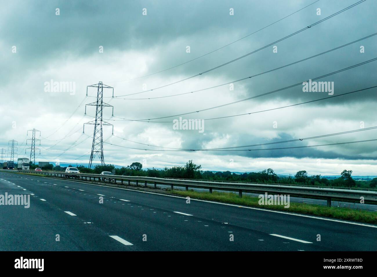 Lignes électriques aériennes et pylônes suivant le tracé de l'autoroute M6 en Cumbria. Banque D'Images