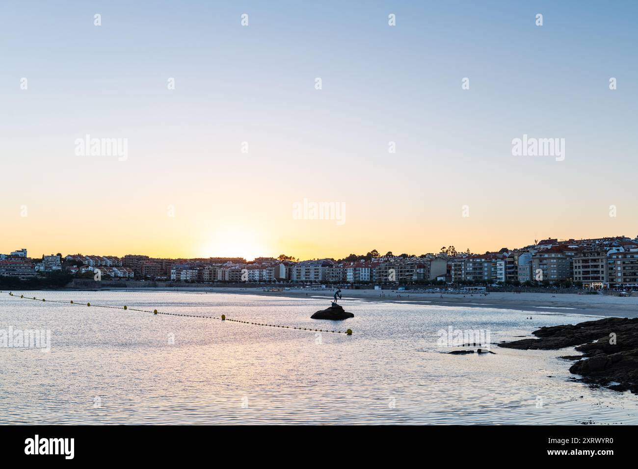 Front de mer et plage Silgar à Sanxenxo à la fin d'une chaude journée d'été dans les Rias Baixas en Galice, Espagne. Banque D'Images