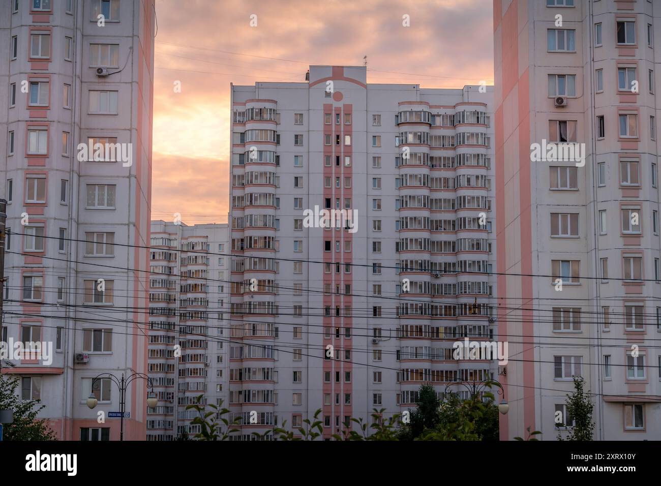 Les façades des immeubles résidentiels de grande hauteur à Koursk, la grande ville de l'ouest de la Russie Banque D'Images