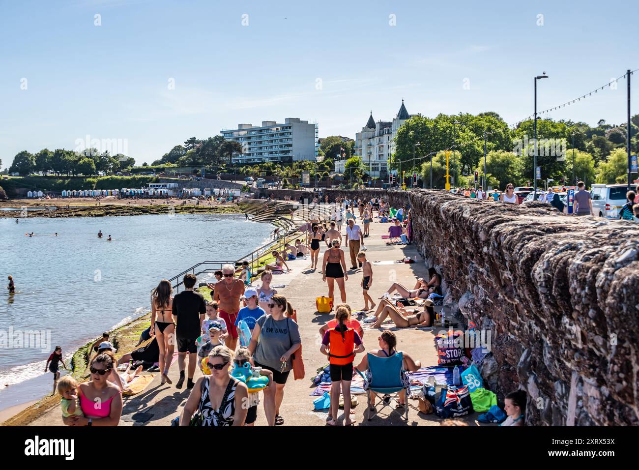 Torquay, Royaume-Uni. 12 août 2024. Les amateurs de plage profitent au maximum du temps le jour le plus chaud de l'année jusqu'à présent, sur la plage de Torquay. Crédit : Thomas Faull/Alamy Live News Banque D'Images