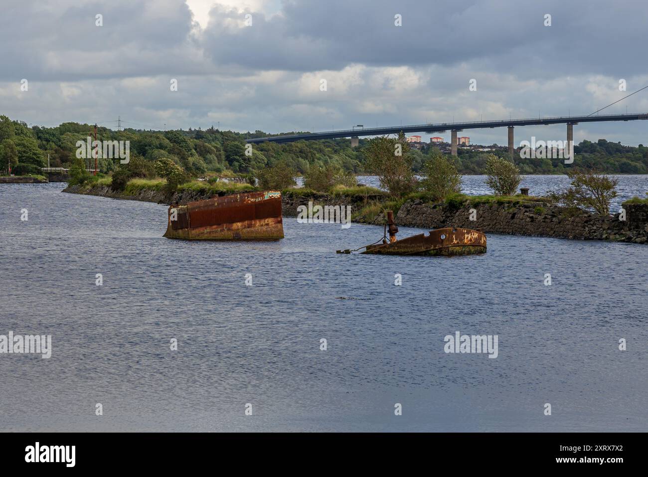 Un naufrage sur les rives de la rivière Clyde à Bowling, West Dunbartonshire, Écosse, Royaume-Uni - avec le pont Erskine en arrière-plan Banque D'Images