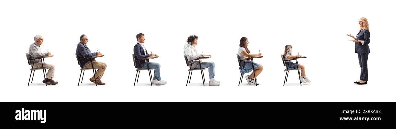 Enseignante féminine parlant à des personnes assises dans des chaises d'école isolées sur fond blanc Banque D'Images