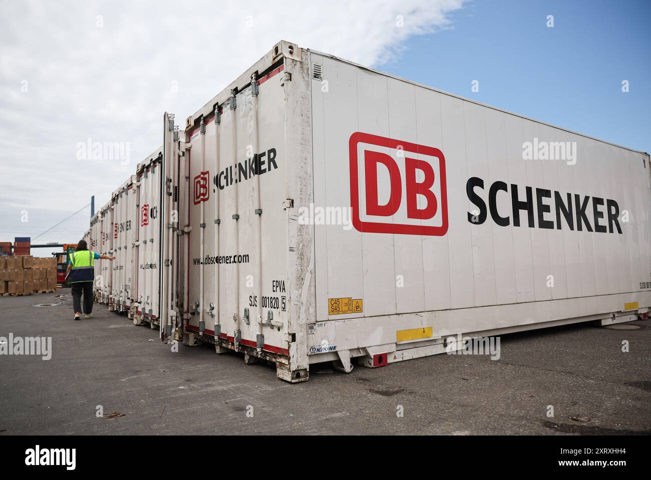 Hambourg, Allemagne. 08 août 2024. Les conteneurs portant le logo de la société se trouvent dans le centre logistique DB Schenker dans le port de Hambourg chez DCP Dettmer Container Packing GmbH dans le port de Hambourg. Crédit : Christian Charisius/dpa/Alamy Live News Banque D'Images