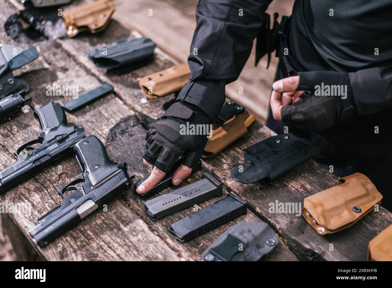 Instructeur en tir sportif pour tester vos armes dans la nature Banque D'Images