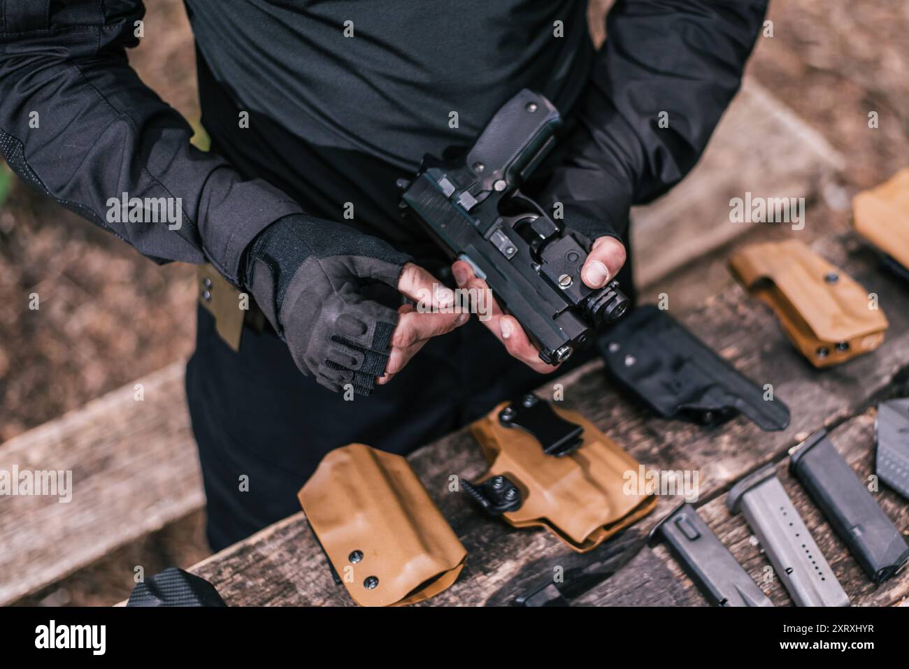 Instructeur en tir sportif pour tester vos armes dans la nature Banque D'Images
