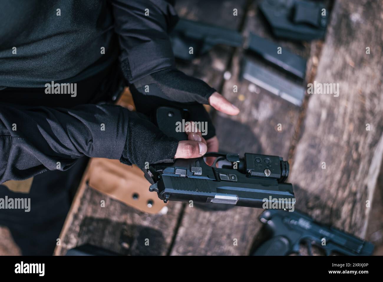 Instructeur en tir sportif pour tester vos armes dans la nature Banque D'Images