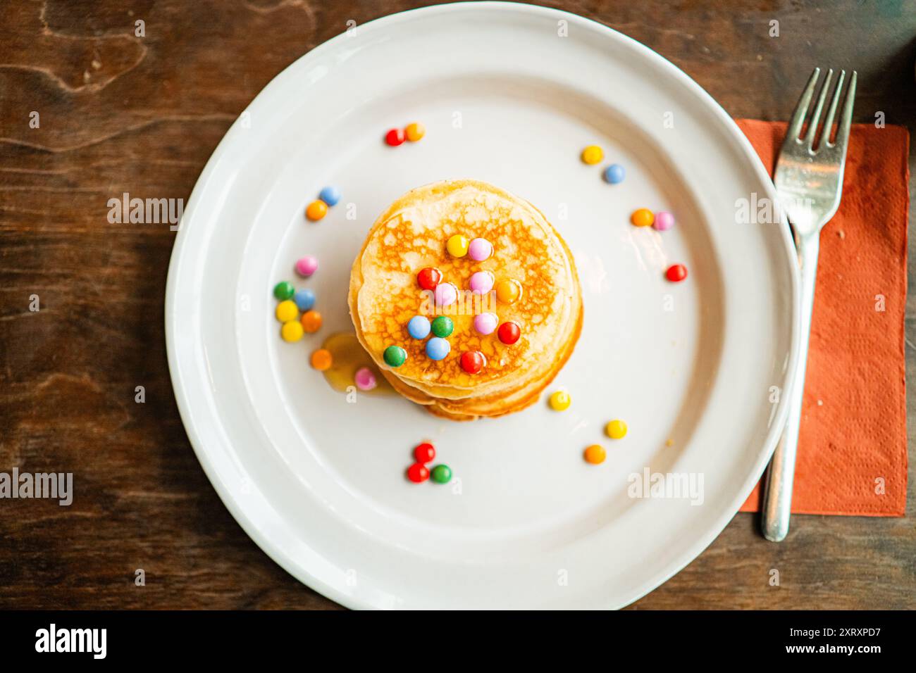 Crêpes garnies de lentilles au chocolat et de miel vue en gros plan Banque D'Images