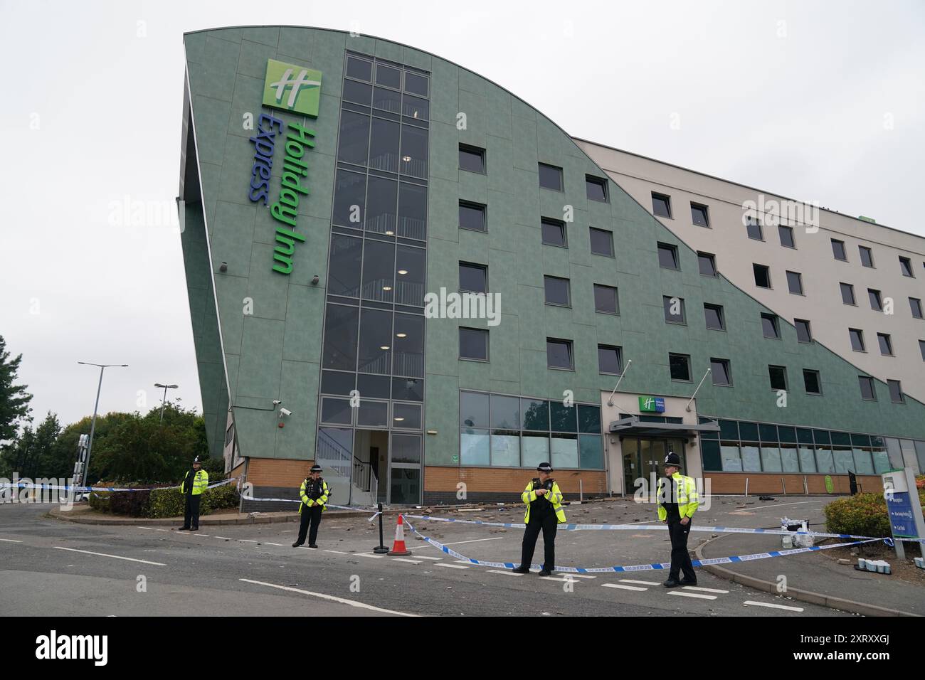 Photo du dossier datée du 05/08/24 des policiers du Holiday Inn Express à Tamworth, Staffordshire, après qu'une foule l'ait attaqué. Un couple fait partie des quatre personnes qui ont été placées en détention provisoire suite à des accusations de lancement de briques, de missiles et de désordre de diffusion en direct sur TikTok. Les quatre accusés ont comparu lundi au tribunal de première instance de Cannock avec des accusations relatives à la violence vue à Tamworth et Stoke-on-Trent les 3 et 4 août. Date d'émission : lundi 12 août 2024. Banque D'Images