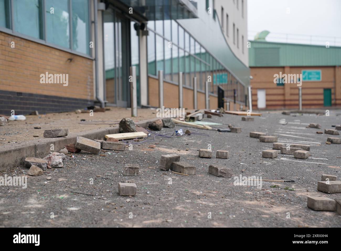 Photo du dossier datée du 05/08/24 des dommages au Holiday Inn Express à Tamworth, Staffordshire, après qu'une foule l'ait attaqué. Un couple fait partie des quatre personnes qui ont été placées en détention provisoire suite à des accusations de lancement de briques, de missiles et de désordre de diffusion en direct sur TikTok. Les quatre accusés ont comparu lundi au tribunal de première instance de Cannock avec des accusations relatives à la violence vue à Tamworth et Stoke-on-Trent les 3 et 4 août. Date d'émission : lundi 12 août 2024. Banque D'Images